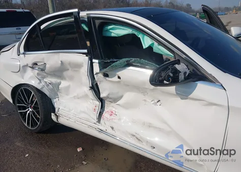 2018 Mercedes-Benz C 300 4Matic z USA, uszkodzony, nr VIN WDDWF4KB3JR324092